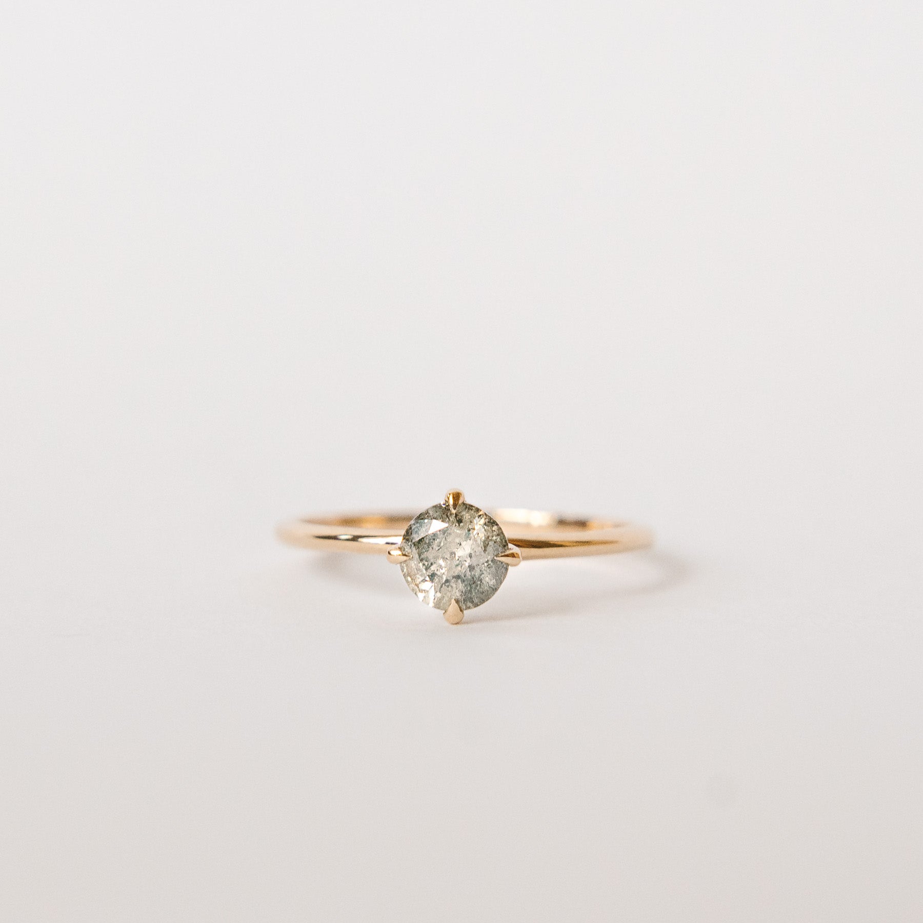 Ethically produced custom grey salt and pepper diamond engagement ring in solid gold with claw prongs. Norsk: Egendesignet skreddersydd diamant forlovelsesring i 585 gull, etiske smykkemerke i Oslo